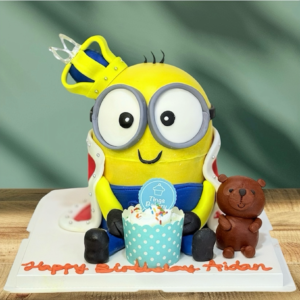 Minion Bob With Cape & Crown Pinata Knock Knock / Bombshell Cake