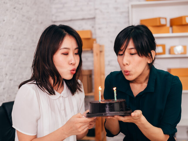 A Guide To Picking The Right Cake For Company Anniversaries