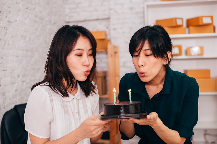 A Guide To Picking The Right Cake For Company Anniversaries