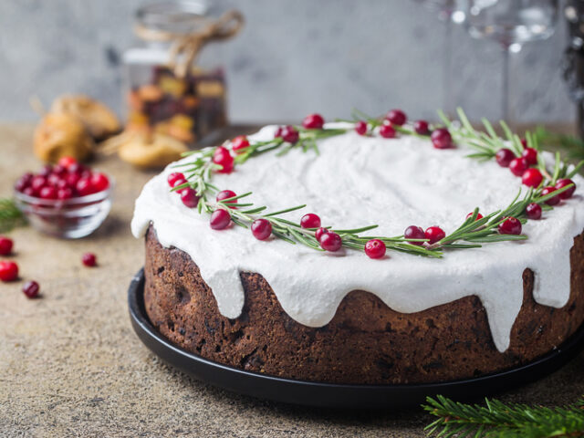 5 Minimalist Cake Designs Suited For Calm Christmas Evenings