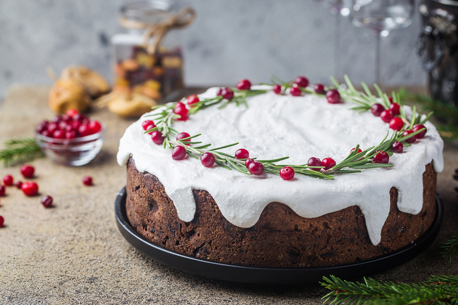 5 Minimalist Cake Designs Suited For Calm Christmas Evenings
