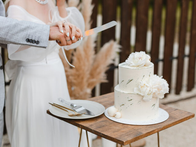 Real And Mock Wedding Cakes: Symbolism And Modern Uses