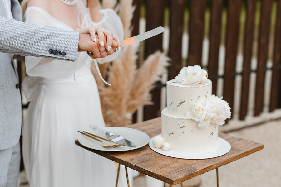 Real And Mock Wedding Cakes: Symbolism And Modern Uses