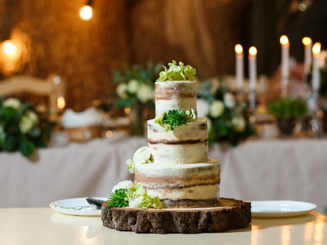 Bespoke Vs Hotel Packages: How Much To Spend On A Wedding Cake?